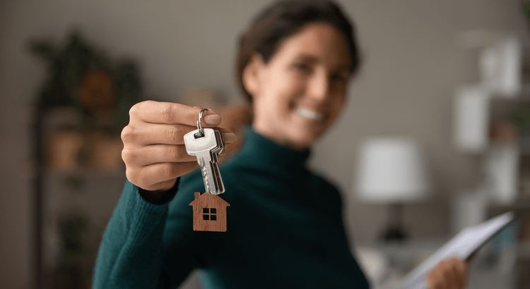 Women holding a set of house keys